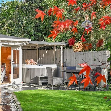 A Superb Bijou Retreat With Jacuzzi Near An Excellent Village Pub เยลเวอร์ตัน ภายนอก รูปภาพ